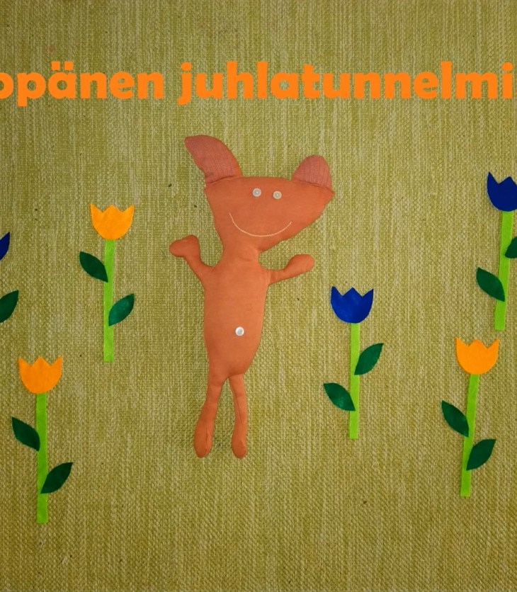 Köppäs-nukke kukkien keskellä