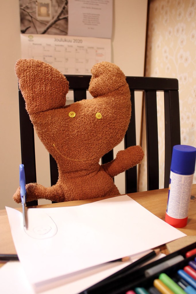 Köppis piirtää, kuva Riitta Ylitalo