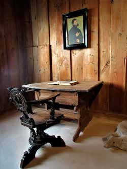 Wartburgin linnassa Luther käänsi Uuden Testamentin saksaksi. Kuva vuodelta 2018.