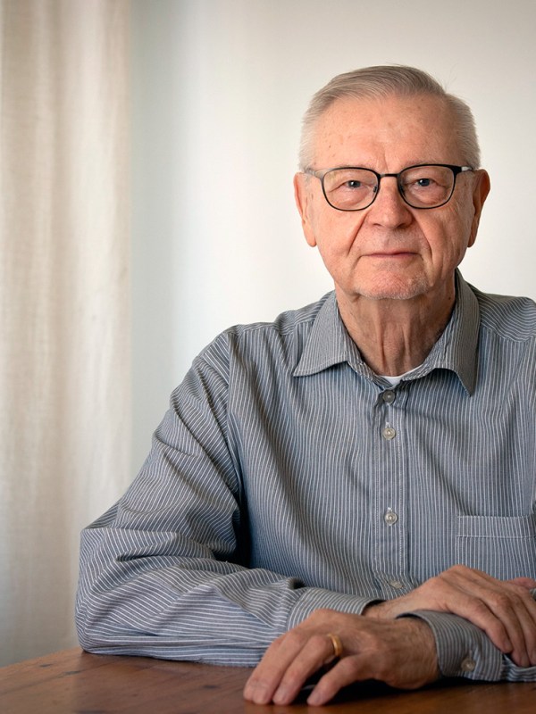 Hän. Lausuja Voitto Huotari: Annan sanan puhutella