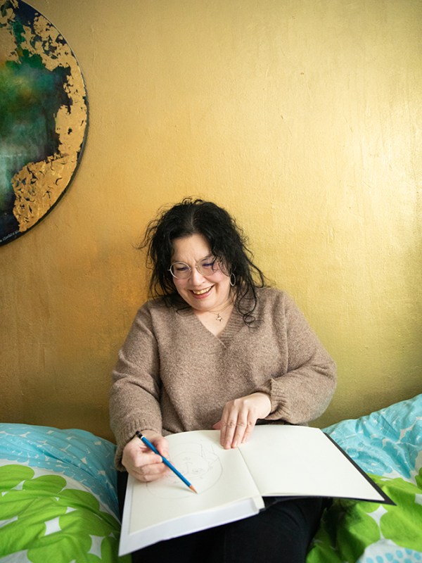 Hän: Ulla Mitrunen hoitaa sieluaan taiteilemalla