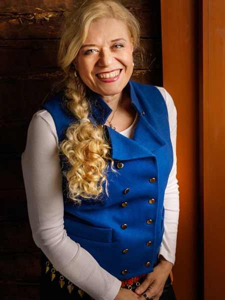 Heli Karhumäki tuo työkseen esille pohjalaistarinoita