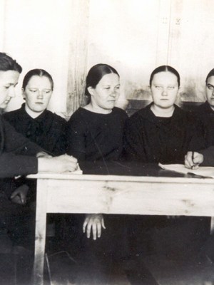 ”Mies on naisen pää, mutta kaula se päätäkin liikuttaa”