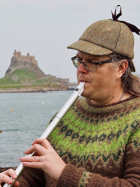 Hän: Nurmijärven pappi Markus Asunta soittaa irlantilaisia tinapillejä