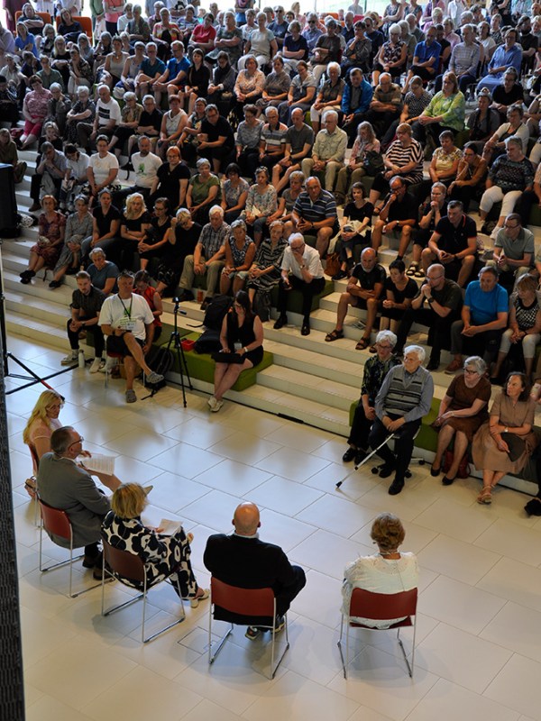 Kirkko fundamentalismin ja sekularisaation välissä