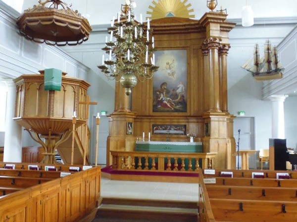 Kirkon tavarat: Saarnatuoli ja lukupulpetti ovat syystä tietyissä paikoissa