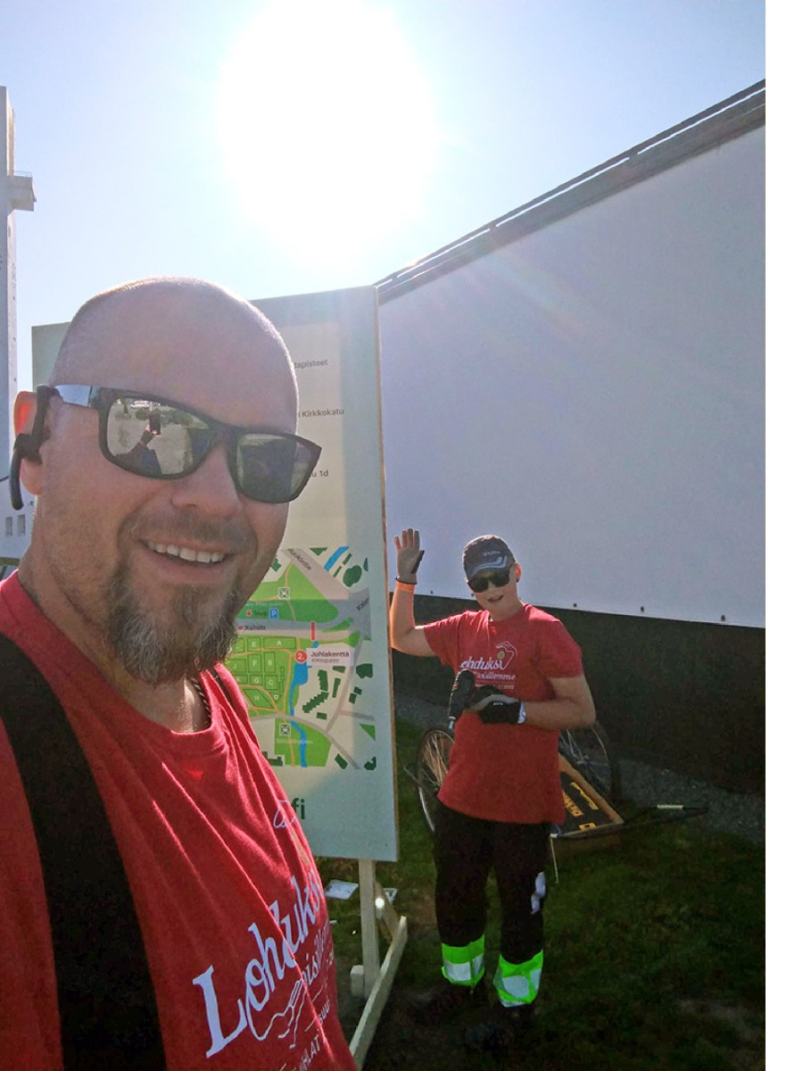 Talkoissa isän ja pojan yhteistä aikaa