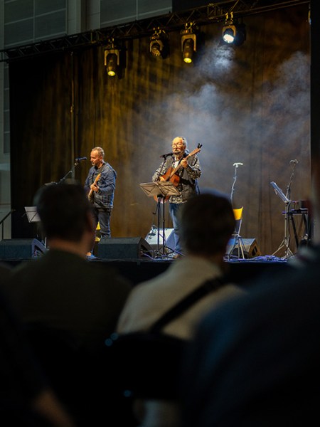 Hiljaisen ylistyksen sydän – körttiläinen katse ylistysmusiikkiin