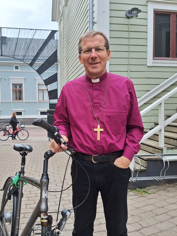 Hän: Piispa lähtee liikkeelle