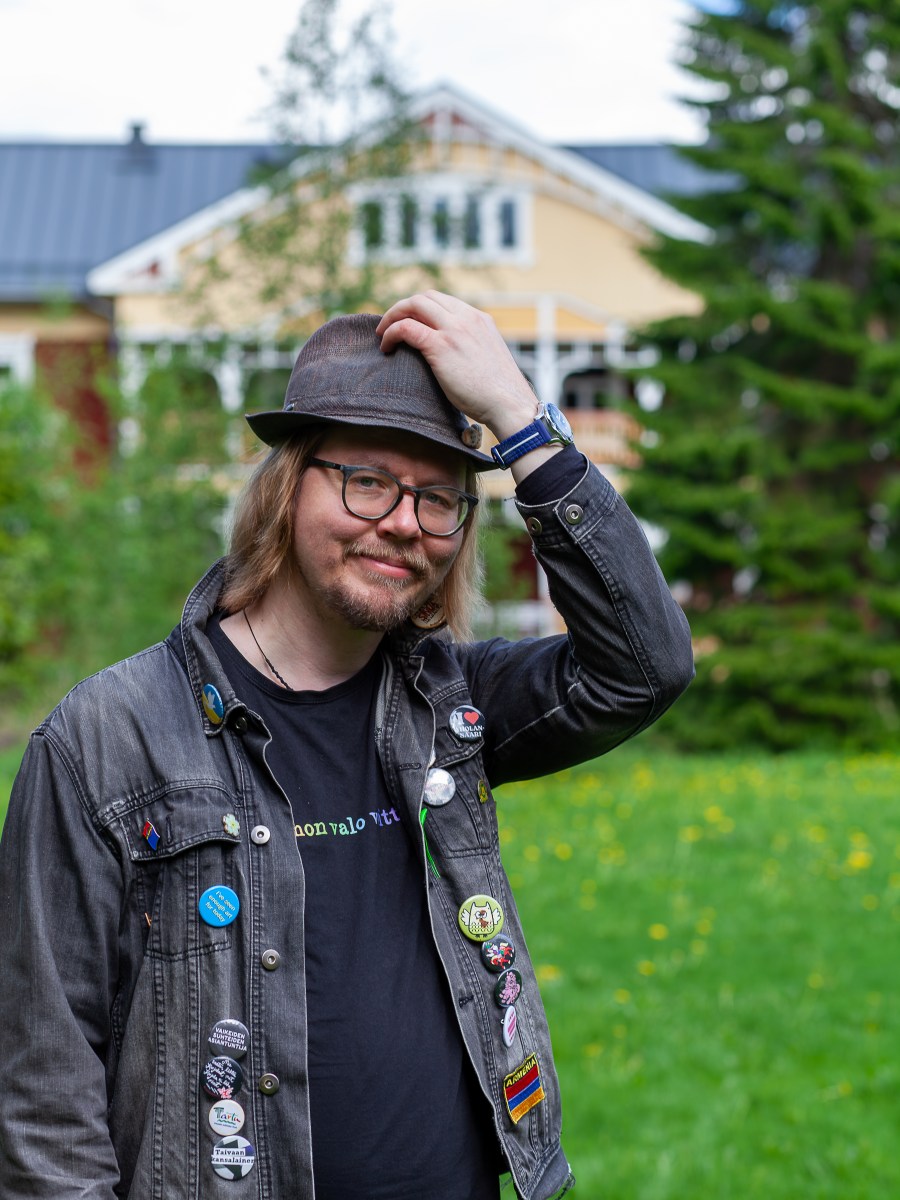 Hän: Ei runoileva pappi, vaan runoilija ja pappi